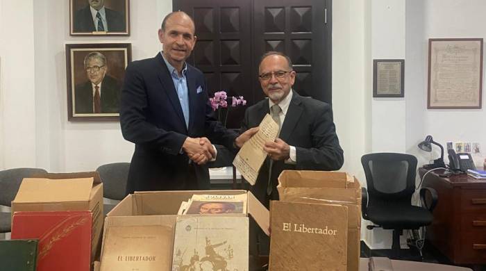 Ricardo Bustamante hace entrega de la donación, que fue recibida Ricardo Martínez de la Sociedad Bolivariana.