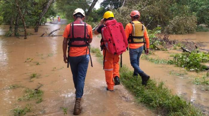 Sinaproc rescató a un ciudadano en el área de El Mangal, que se mantenía incomunicado debido a la crecida del río Parita.