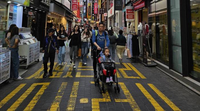 Myeongdong, con sus letreros y mercaderías.