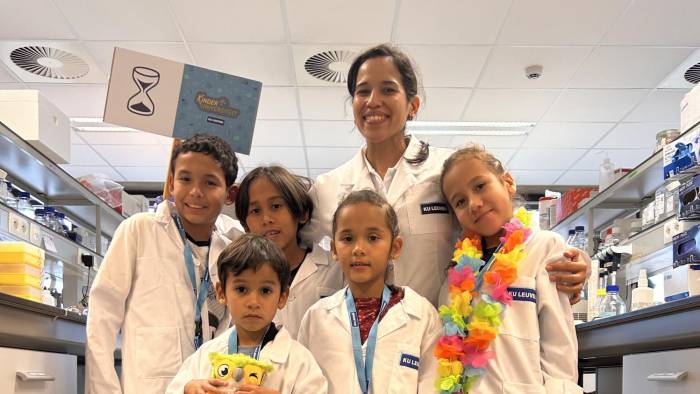 En su travesía por Bélgica le acompañan su esposo y sus cinco hijos. En la foto con sus niños en el Stem Cell Institute de la Universidad KU Leuven.