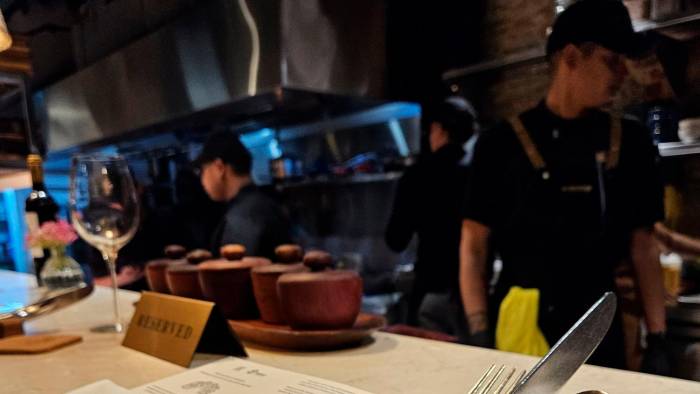 Kaandela cuenta con una cocina abierta que permite observar todo el proceso de preparación.