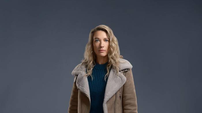 Natalie Zea interpreta a Eve Harris, una madre que hace todo lo posible por reunir a su familia.