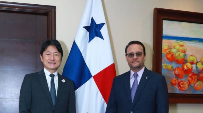 El ministro de Comercio e Industrias, Julio Moltó (d), y el embajador de Japón en Panamá, Hideo Fukushima (i).