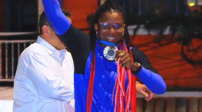 Atheyna Bylon celebrando su medalla de plata obtenida en París 2024.