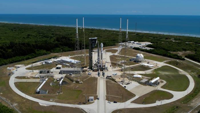 Fotografía cedida por United Launch Alliance (ULA) donde se muestra el cohete Atlas V que lleva el Starliner. Boeing y la NASA ajustan los últimos preparativos para la primera misión espacial tripulada a bordo del Starliner, cuyo lanzamiento con destino a la Estación Espacial Internacional (EEI) está previsto para la noche de este lunes desde Cabo Cañaveral, en Florida (Estados Unidos). EFE/ULA