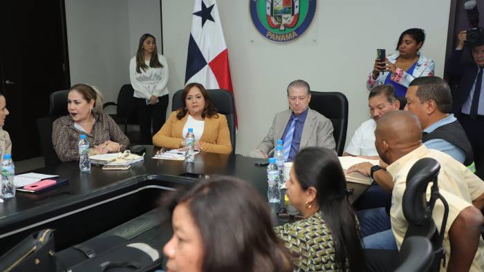 En la reunión participaron diputados de las diferentes bancadas.