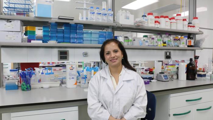 La Dra. Caballero en el laboratorio del Indicasat AIP.