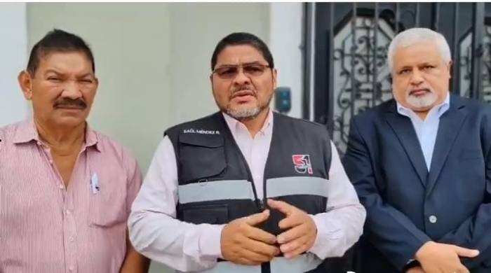 Genaro López, Saúl Méndez y el abogado Antonio Vargas luego de salir de la reunión.