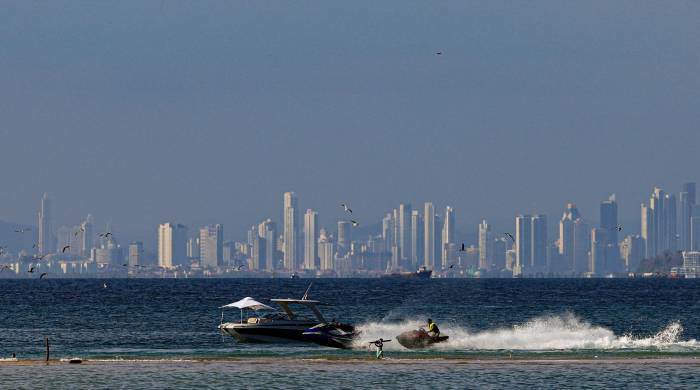 Turistas se bañan en la playa de la isla Taboga en la ciudad de Panamá, el 30 de marzo de 2024.