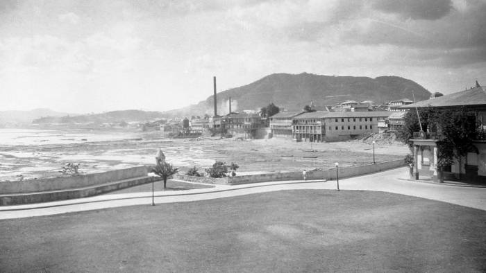 Robert S. Platt: Panamá, paseo marítimo de la ciudad de Panamá en marea baja.