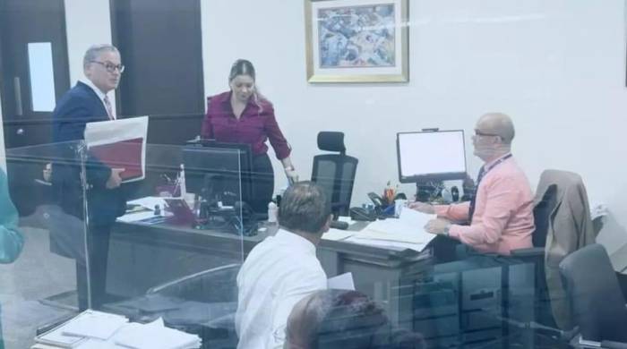 El empresario Anel Flores entrega sus documentos en Secretaría de la Asamblea Nacional.