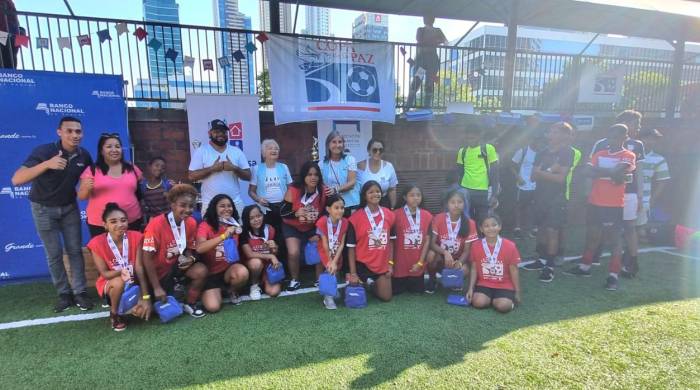 Niños y jóvenes de ambos sexos, mezclados en equipos pertenecientes a distintas categorías, compartieron un día de deporte en una experiencia de integración, compañerismo, espíritu deportivo y solidaridad.