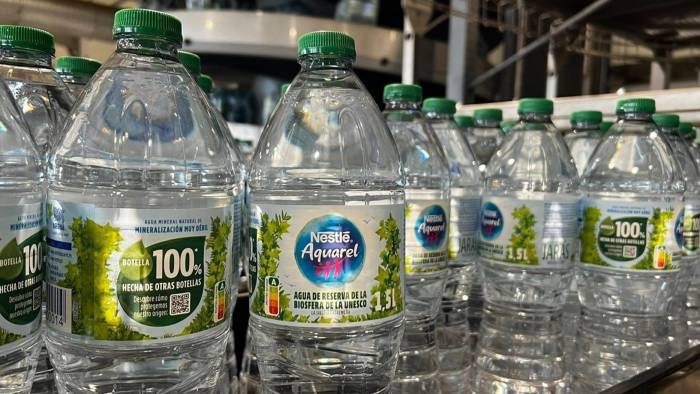 Nestlé ha logrado elaborar todos los envases de 0,75 cl y 1,5 litros de su marca de agua con plástico reciclado.