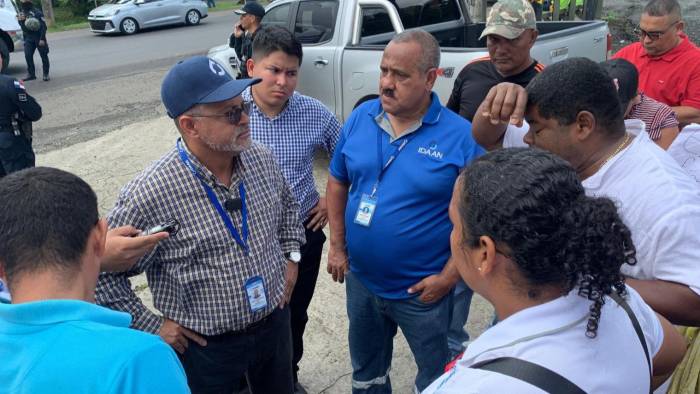 La protesta culminó con dos personas detenidas, según el reporte de las televisoras.