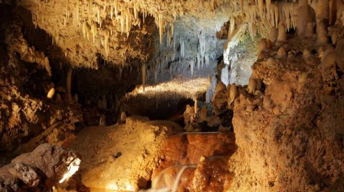 La caverna está repleta de estalactitas y estalagmitas.