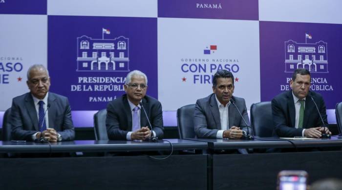 Miembros de los diferentes partidos políticos en la conferencia de prensa.