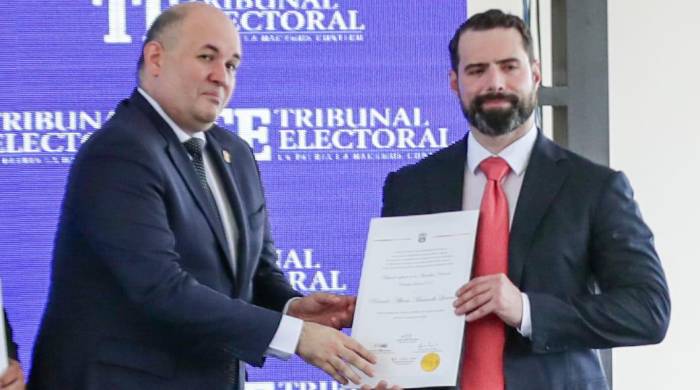 Martinelli Linares recibió las credenciales de diputado suplente la semana pasada. En la foto junto con el magistrado Alfredo Juncá.