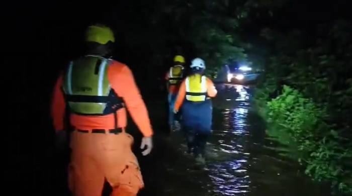 El personal del Sinaproc inspecciona el sector del río La Villa.