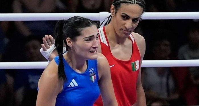 La argelina Imane Khelif (Der.) trata de consolar a su rival italiana, luego de ganarle por abandono en París 2024.