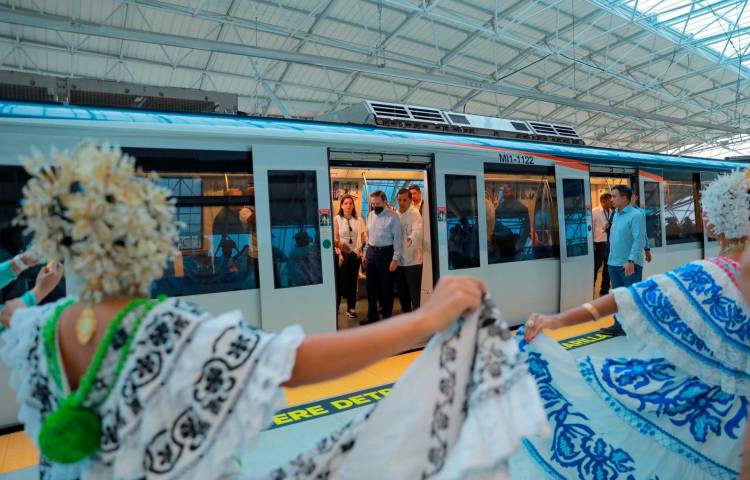 La nueva estación del metro abrió sus puertas al público a la 6 de la tarde de ayer.