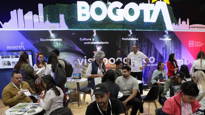 Personas asisten a una rueda de negocios en la Vitrina Turística ANATO 2025 en Bogotá.