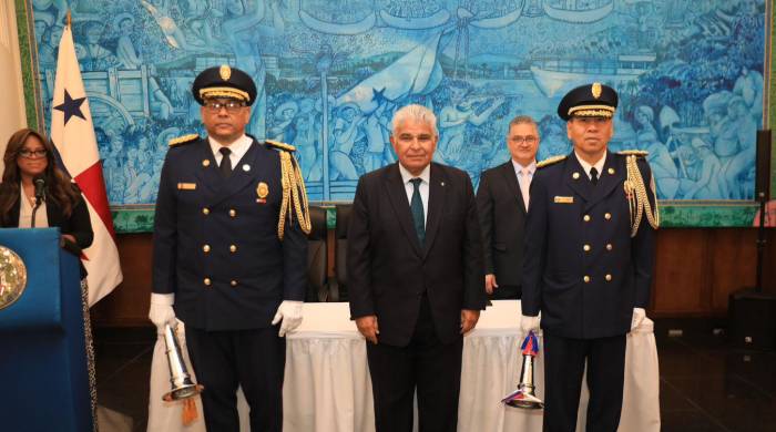 El acto de toma de posesión fue en el Salón Paz del Palacio de Las Garzas.