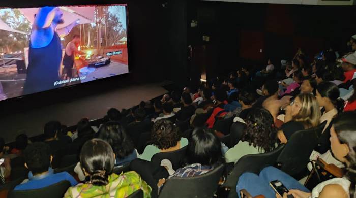 Bardov agradeció a la Facultad de Comunicación Social y los estudiantes que llenaron la sala de cine para ver el documental.