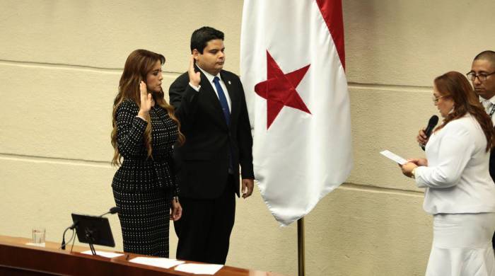 El nuevo secretario general de la Asamblea Nacional, Carlos Alvarado, junto a la subsercretaria Fátima Agrazal.