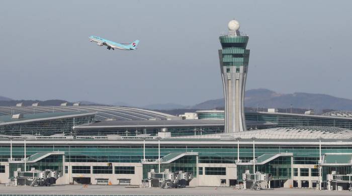 Fotografía de archivo, tomada en diciembre de 2018, en la que se registró un avión al despegar de la nueva terminal de pasajeros del aeropuerto de Incheon, en Seúl (Corea del Sur).