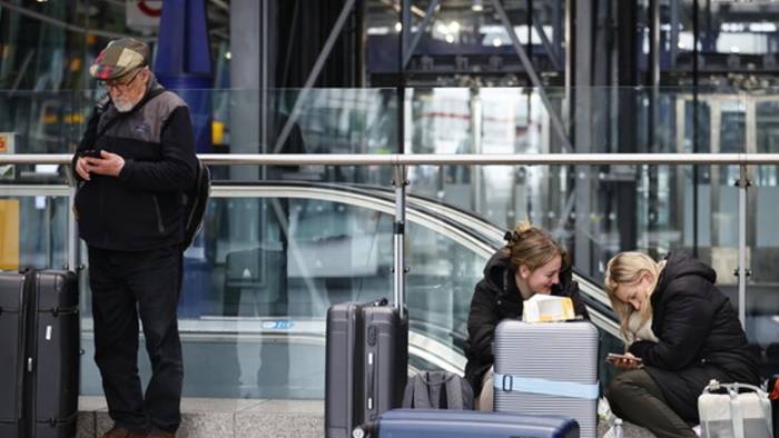 Pasajeros esperan en el aeropuerto londinense de Heathrow, a la espera de que se reanuden los vuelos.