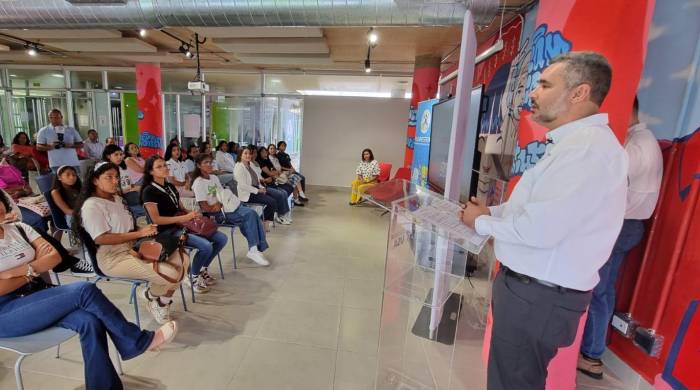 El programa STEAM Girls, está dirigido a niñas para fomentar su interés y participación en robótica y programación, utilizando plataformas como Virtual Robotic Toolkit y Tinkercad.