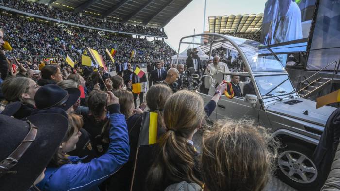 El papa Francisco durante la última jornada de su visita a Bélgica, en una misa en el estadio Heysel de Bruselas.