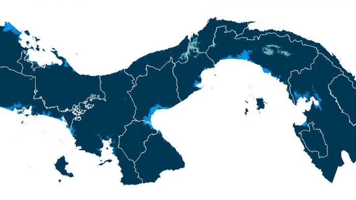 Las áreas en celeste claro en este mapa muestran la proyección de aumento del nivel del mar bajo un escenario de aumento de las emisiones sin grandes variaciones a la situación actual de consumo indiscriminado de combustibles fósiles. Bajo este escenario se espera que el 3% del país se vea afectado por inundaciones costeras con mayor frecuencia, de acuerdo con las proyecciones de MiAmbiente.