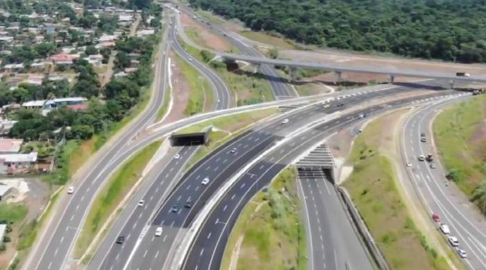 La vía inaugurada por el MOP este lunes cuenta con ocho carriles.