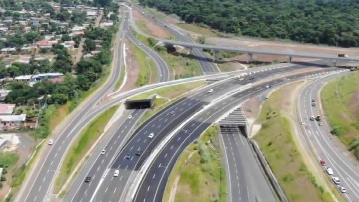 La vía inaugurada por el MOP este lunes cuenta con ocho carriles.