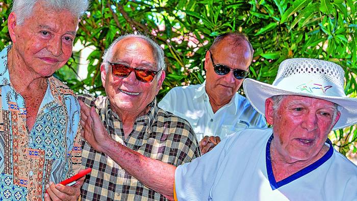 El profesor Berbey, maestro de 4° grado, junto a Germinal Sarasqueta, René Gómez y Camilo Menasche.