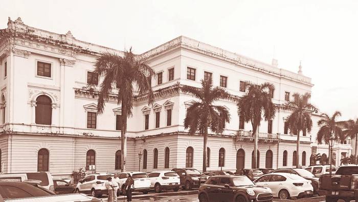 La condición actual del entorno del edificio es deplorable a pesar de los esfuerzos invertidos en el Casco Antiguo. La presencia del estacionamiento y su sótano sobre la playa y muralla alteró los valores paisajísticos del lugar. La solución es la traída nuevamente de soluciones de transporte público masivo que permitan el fácil y rápido acceso al lugar, la reparación de la sección de muralla y playa y un entorno urbano más amigable para peatones que son en su mayoría turistas, residentes y trabajadores del sector.