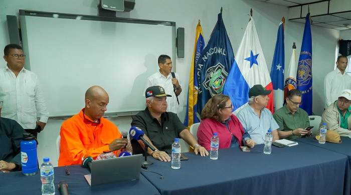 Mulino y su comitiva sobrevoló las áreas afectadas por las inundaciones y dio declaraciones en Santiago.