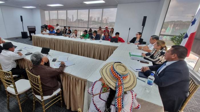 Instantes de la reunión entre el Gobierno Nacional y autoridades indígenas.