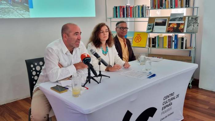 De izquierda a derecha: Elena González González (directora del Centro Cultural de España - Casa del Soldado) y Enrique King (en representación del Grupo Experimental de Cine de Panamá).