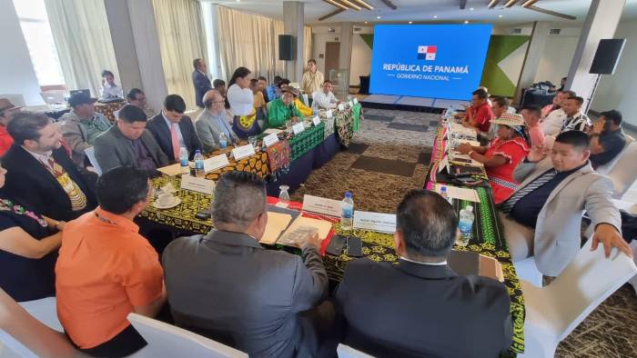 Reunión de transición en el Ministerio de Gobierno.