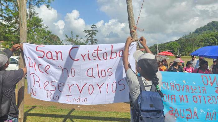 Campesinos cuelgan pancartas en rechazo a la construcción de un embalse en el río Indio.