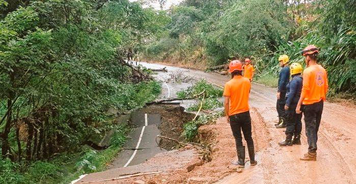 Suspenden clases y abren 19 albergues ante emergencia por lluvias