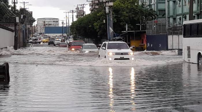 Vistas de las calles anegadas en agua en Cabo Verde en Curundú.