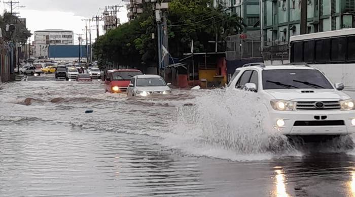 Inundación en la avenida Nacional a la altura de Cabo Verde.