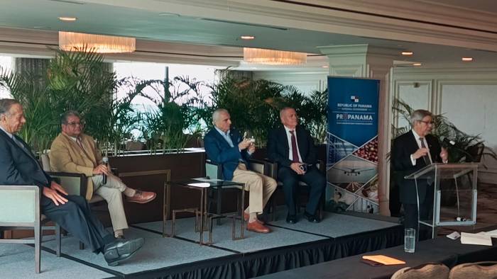 Empresarios panameños en el panel de “Hospitalidad y turismo” del “Panamá - Texas Triangle”.