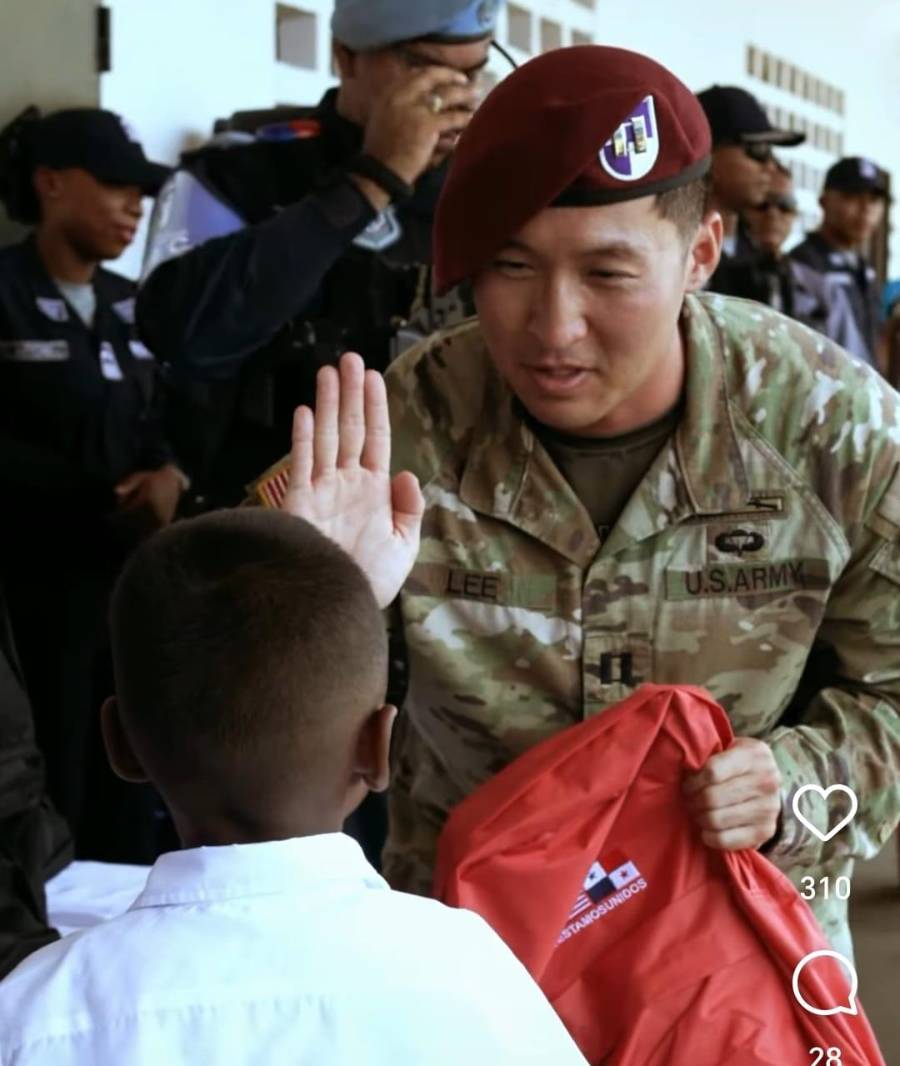 Militar estadounidense reparte mochilas en Colón.