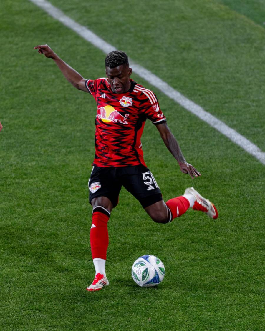 El defensor panameño, Omar Valencia durante un partido con el New York Red Bulls.