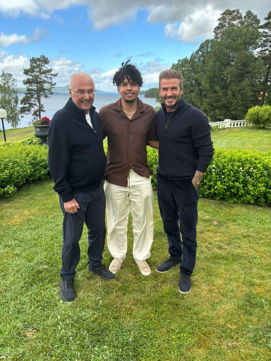 El entrenador Sven-Göran Eriksson (izq.), Alcides Bravo (centro) y David Beckham.