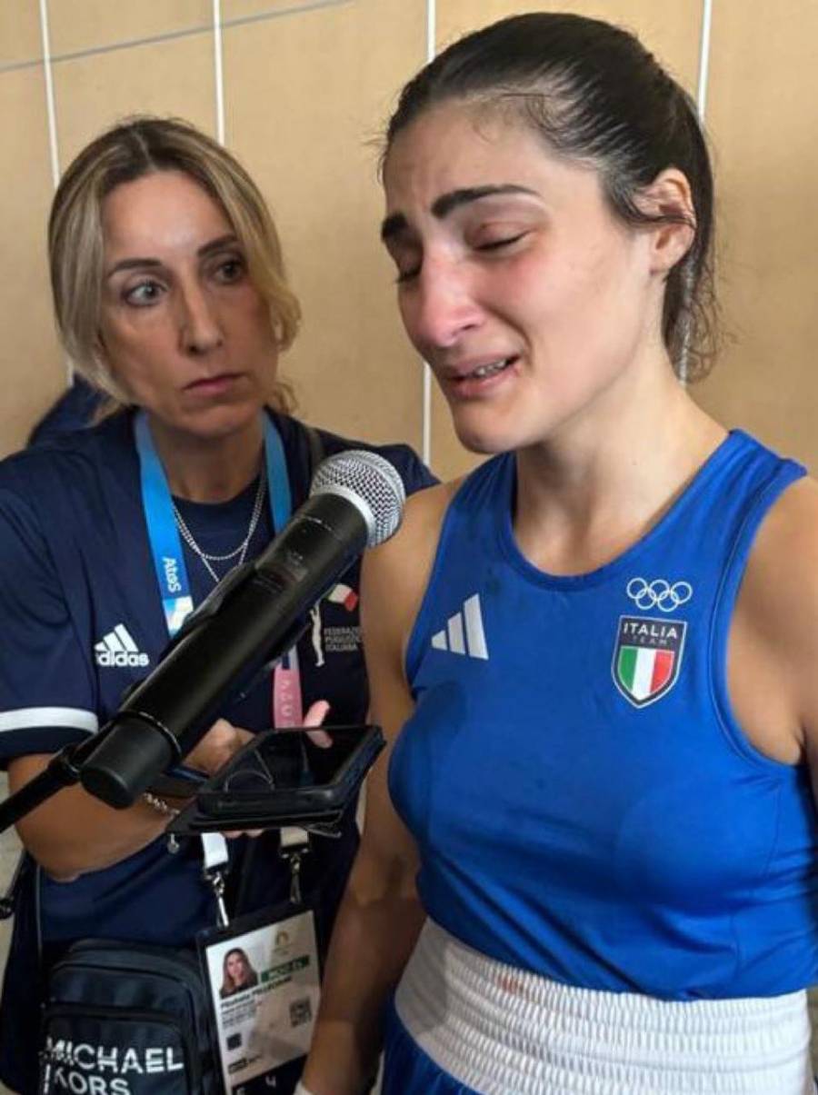 Instantes en los que Angela Carini llora desconsoladamente tras abandonar su combate.